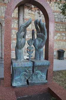 The Grave of L. Gudiashvili in Mtatsminda Pantheon of Writers and Public Figures, Tbilisi. By the sculptor E. Amashukeli